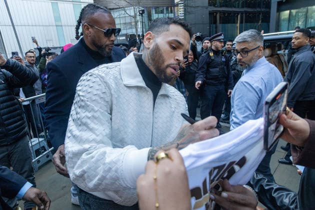 Singer Chris Brown appears in London court over alleged nightclub assault LONDON, UNITED KINGDOM - JANUARY 28: American R&amp;B singer Chris Brown signs an autograph for a fan as he leaves the Southwark Crown Court in London, United Kingdom, on January 28, 2026. The 36-year-old musician appeared for a brief pre-trial hearing regarding an alleged assault at a London nightclub in February 2023. Ilyas Tayfun Salci Anadolu London United Kingdom. Editorial use only. Please get in touch for any other usage.  Copyright: x2026xAnadoluxIlyasxTayfunxSalcix