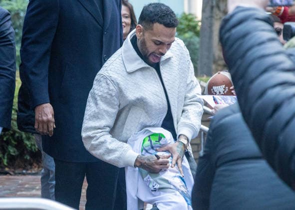 Chris Brown court case LONDON, UNITED KINGDOM - JANUARY 28: R&B singer Chris Brown sign autographs as he leaves Southwark Crown Court, south London, where he is charged over an alleged assault in a London nightclub, in London, United Kingdom on January 28, 2026. The American musician, 36, is accused of causing grievous bodily harm to Abraham Diaw in February 2023. Ilyas Tayfun Salci Anadolu London United Kingdom. Editorial use only. Please get in touch for any other usage.  Copyright: x2026xAnadoluxIlyasxTayfunxSalcix