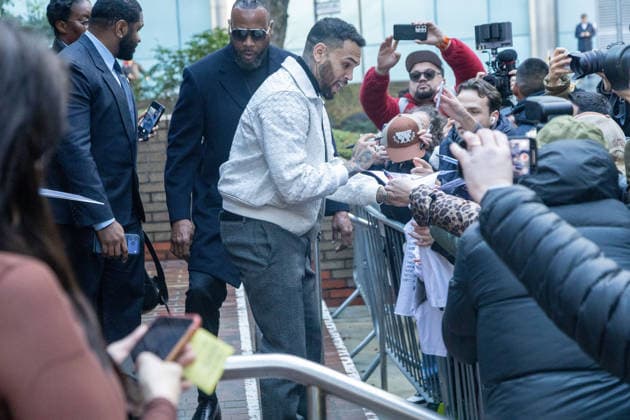Chris Brown court case LONDON, UNITED KINGDOM - JANUARY 28: R&B singer Chris Brown sign autographs as he leaves Southwark Crown Court, south London, where he is charged over an alleged assault in a London nightclub, in London, United Kingdom on January 28, 2026. The American musician, 36, is accused of causing grievous bodily harm to Abraham Diaw in February 2023. Ilyas Tayfun Salci Anadolu London United Kingdom. Editorial use only. Please get in touch for any other usage.  Copyright: x2026xAnadoluxIlyasxTayfunxSalcix