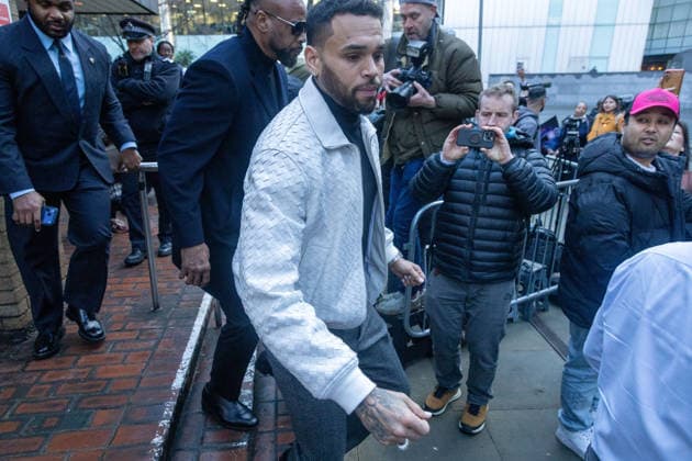 Chris Brown court case LONDON, UNITED KINGDOM - JANUARY 28: R&B singer Chris Brown sign autographs as he leaves Southwark Crown Court, south London, where he is charged over an alleged assault in a London nightclub, in London, United Kingdom on January 28, 2026. The American musician, 36, is accused of causing grievous bodily harm to Abraham Diaw in February 2023. Ilyas Tayfun Salci Anadolu London United Kingdom. Editorial use only. Please get in touch for any other usage.  Copyright: x2026xAnadoluxIlyasxTayfunxSalcix