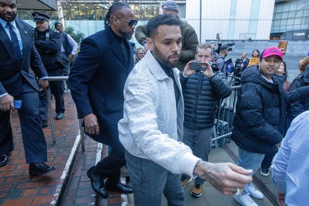 Chris Brown court case LONDON, UNITED KINGDOM - JANUARY 28: R&B singer Chris Brown sign autographs as he leaves Southwark Crown Court, south London, where he is charged over an alleged assault in a London nightclub, in London, United Kingdom on January 28, 2026. The American musician, 36, is accused of causing grievous bodily harm to Abraham Diaw in February 2023. Ilyas Tayfun Salci Anadolu London United Kingdom. Editorial use only. Please get in touch for any other usage.  Copyright: x2026xAnadoluxIlyasxTayfunxSalcix