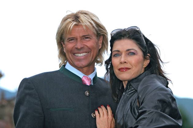 ARCHIV: Hansi Hinterseer Schauspieler und Sänger Hansi Hinterseer mit Anja Kruse anläßlich Dreharbeiten zum Film Da wo das Glück beginnt , 2005 ARCHIVAUFNAHME, Datum geschätzt 20260116JWM0058 *** ARCHIVE Hansi Hinterseer Actor and singer Hansi Hinterseer with Anja Kruse on the occasion of the shooting of the movie Da wo das Glück beginnt , 2005 ARCHIVE PICTURE, date estimated 20260116JWM0058