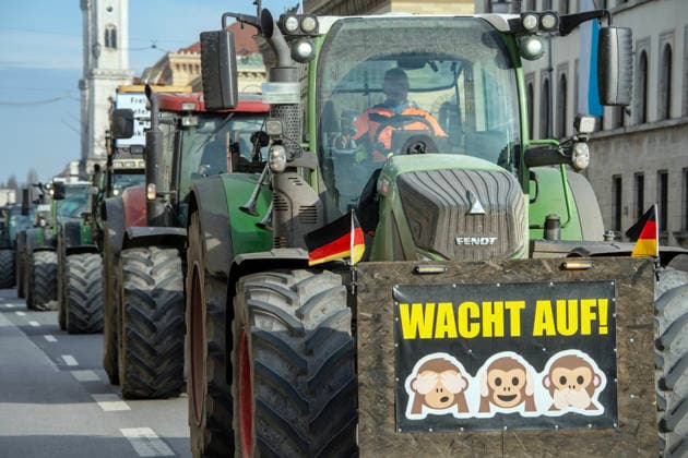 Traktor mit Demoplakat Wacht auf, Bauernprotest gegen fallende Preise, besonders gegen sinkende Milchpreise, Veranstalter Bundesverband Deutscher Milchviehhalter, BDM, Odeonsplatz, München, 28. Januar 2026 Deutschland, München, 28. Januar 2026, Traktor mit Demoplakat Wacht auf, Landwirte aus ganz Bayern fahren mit ihren Traktoren zur Demo am Odeonsplatz, später weiter zur Bayerischen Staatskanzlei, Bauernprotest gegen fallende Preise, besonders gegen niedrige Milchpreise, und politischen Stillstand, Aktivierung des Freiwilligen Lieferverzichts gegen Entschädigung der Bauern, Plan: Bauern liefern weniger Milch, um die Milchmenge auf dem Markt zu reduzieren, die Preise zu stabilisieren, werden dafür vom Staat entschädigt, Bauern fordern