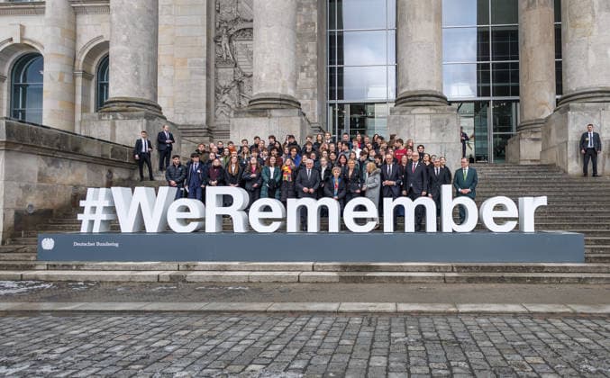 Sonderveranstaltung anlässlich des Tages des Gedenkens an die Opfer des Nationalsozialismus Sonderveranstaltung anlässlich des Tages des Gedenkens an die Opfer des Nationalsozialismus statt im Deutschen Bundestag am 28.01.26 in Berlin. Frank-Walter Steinmeier Bundespräsident der Bundesrepublik Deutschland, Bundestagspräsidentin Julia Klöckner, Tora Friedmann und Bundeskanzler Friedrich Merz (CDU) bei einem Gruppenbild im Bundestag. Berlin Berlin Deutschland Bundestag *** Special event to mark the Day of Remembrance of the Victims of National Socialism Special event to mark the Day of Remembrance of the Victims of National Socialism held in the German Bundestag on 28 01 26 in Berlin Frank Walter Steinmeier President of the Federal Repub
