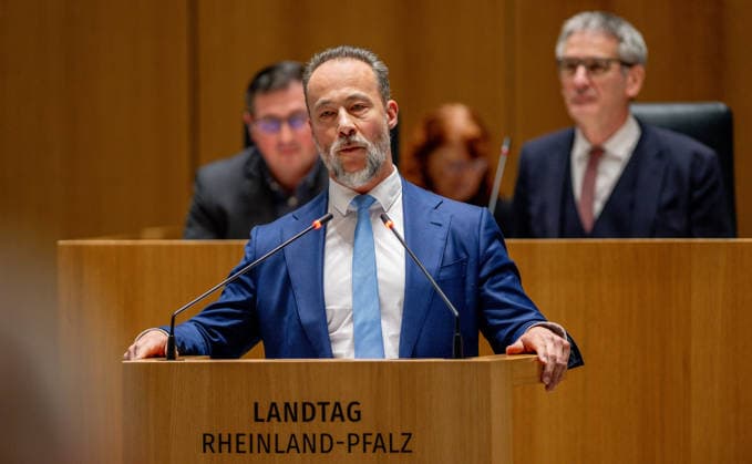 Jan Bollinger AFD Der Landesvorsitzender der AfD in Rheinland-Pfalz und Spitzenkandidat für die Landtagswahlen am 22.03.3026, Jan Bollinger, aufgenommen während einer Debatte im Landtag in Mainz am 28.01.2026. Mainz Rheinland-Pfalz Deutschland *** Jan Bollinger AFD The state chairman of the AfD in Rhineland-Palatinate and top candidate for the state elections on 22 03 3026, Jan Bollinger, pictured during a debate in the state parliament in Mainz on 28 01 2026 Mainz Rhineland-Palatinate Germany
