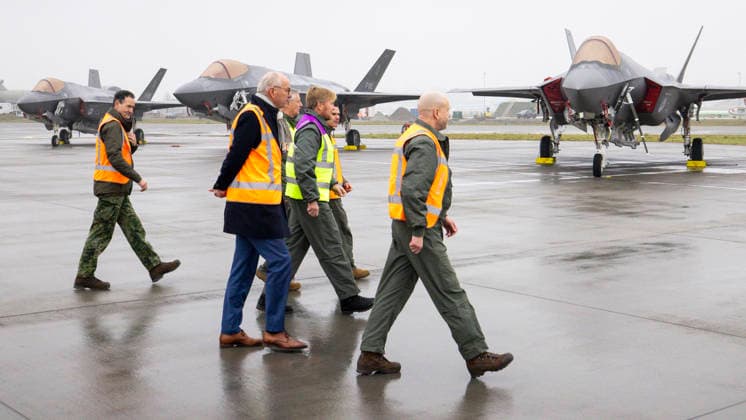 28-01-2026 Schiphol King Willem-Alexander visited a Royal Netherlands Air Force exercise at Schiphol Airport. During this training, the air force practiced how military aircraft movements can be conducted safely and responsibly from a civilian airport. Â  Copyright: xPPEx