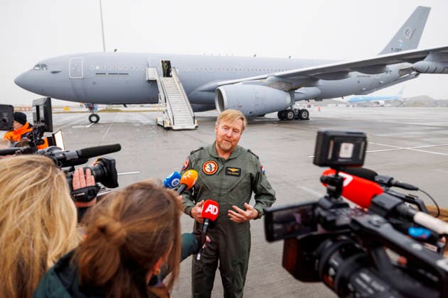 28-01-2026 Schiphol King Willem-Alexander visited a Royal Netherlands Air Force exercise at Schiphol Airport. During this training, the air force practiced how military aircraft movements can be conducted safely and responsibly from a civilian airport. Â  Copyright: xPPEx