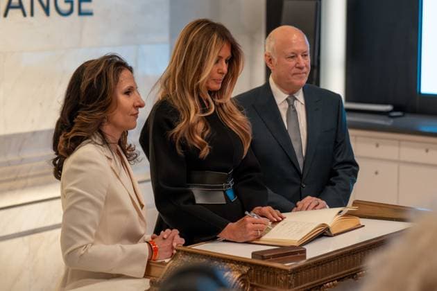 January 28, 2026, New York, New York, USA: First Lady MELANIA TRUMP signs her name into a book at the New York Stock Exchange. New York USA - ZUMAs365 20260128_znp_s365_008 Copyright: xJoeyxSussmanx