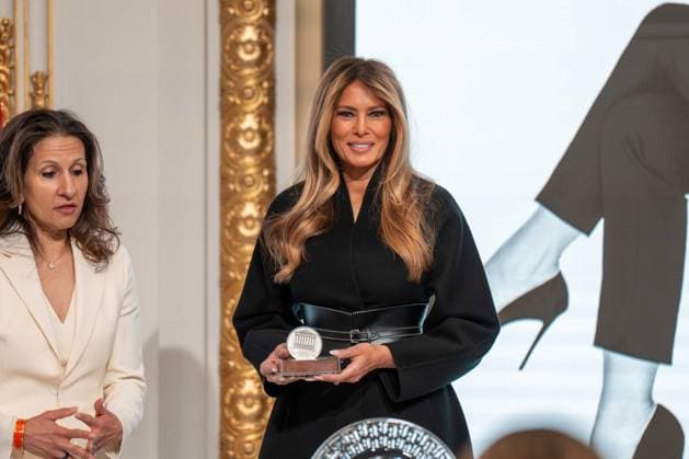 January 28, 2026, New York, New York, USA: First Lady MELANIA TRUMP poses with a medallion she was just gifted at the New York Stock Exchange. New York USA - ZUMAs365 20260128_znp_s365_011 Copyright: xJoeyxSussmanx