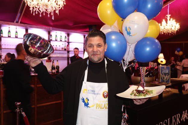 Hamburg Tim Mälzer waits tables for a good cause, charity evening at the Cornelia Poletto PALAZZO Stars swap the microphone for a tray and the stage for the Spiegelpalast Hamburg ring for a good cause, 28 1 2026, the net proceeds of the evening go to the Lufthafen in the Altona childrens hospital AKK