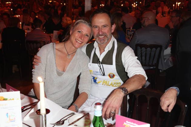 Hamburg actor Nicolas König with wife Nina, charity evening at Cornelia Poletto PALAZZO Stars swap the microphone for a tray and the stage for the Spiegelpalast Hamburg ring for a good cause, 28 1 2026, net proceeds from the evening go to the Lufthafen in Altonas AKK childrens hospital