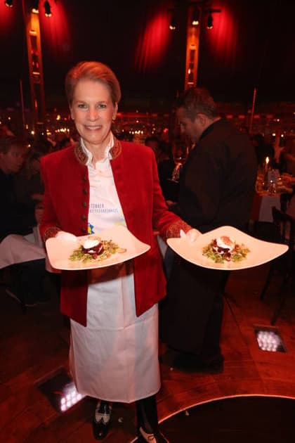 Hamburg Cornelia Poletto waits tables for a good cause, charity evening at the Cornelia Poletto PALAZZO Stars swap the microphone for the tray, the stage for the Spiegelpalast Hamburg ring, 28 1 2026, the net proceeds of the evening go to the Lufthafen in the Altona childrens hospital AKK