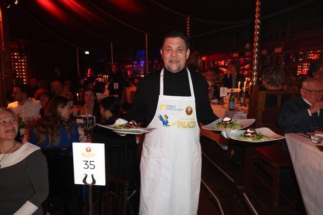 Hamburg Tim Mälzer waits tables for a good cause, charity evening at the Cornelia Poletto PALAZZO Stars swap the microphone for a tray and the stage for the Spiegelpalast Hamburg ring for a good cause, 28 1 2026, the net proceeds of the evening go to the Lufthafen in the Altona childrens hospital AKK