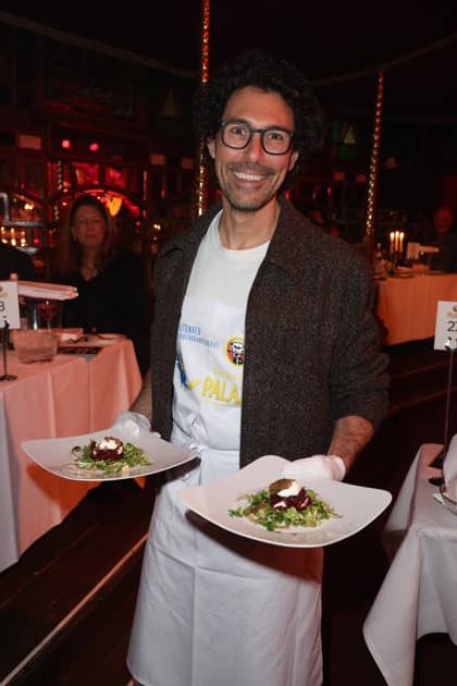 Hamburg Boris Entrup waits tables for a good cause, charity evening at the Cornelia Poletto PALAZZO Stars swap the microphone for a tray and the stage for the Spiegelpalast Hamburg ring for a good cause, 28 1 2026, the net proceeds of the evening go to the Lufthafen in the Altona childrens hospital AKK