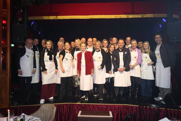 Hamburg Group photo of the celebrity waiters and waitresses, charity evening at the Cornelia Poletto PALAZZO Stars swap the microphone for a tray and the stage for the Spiegelpalast Hamburg ring for a good cause, 28 1 2026, net proceeds from the evening go to the Lufthafen in the Altona childrens hospital AKK