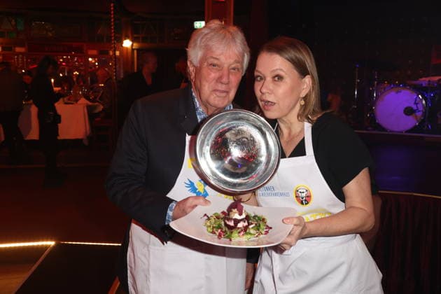 Hamburg Rolf Zuckowski with Nova Meierhenrich, charity evening at Cornelia Poletto PALAZZO For a good cause, stars swap the microphone for the tray, the stage for the Spiegelpalast Hamburg ring, 28 1 2026, the net proceeds of the evening go to the Lufthafen in the Altona childrens hospital AKK