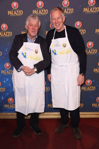 Hamburg Rolf Zuckowski and Johannes B Kerner wait tables for a good cause, charity evening at the Cornelia Poletto PALAZZO Stars swap the microphone for the tray, the stage for the Spiegelpalast Hamburg, 28 1 2026, the net proceeds of the evening go to the Lufthafen in the Altona childrens hospital AKK