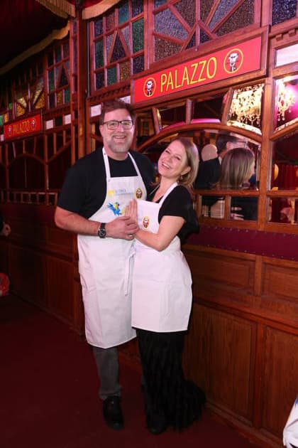 Hamburg presenter Nova Meierhenrich and chef Brian Bojsen wait tables for a good cause, charity evening at Cornelia Poletto PALAZZO Stars swap the microphone for a tray, the stage for the Spiegelpalast Hamburg ring, 28 1 2026, net proceeds from the evening go to the Lufthafen in Altona childrens hospital AKK