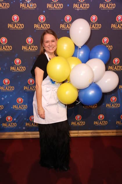 Hamburg presenter Nova Meierhenrich waits tables for a good cause, charity evening at the Cornelia Poletto PALAZZO Stars swap the microphone for the tray, the stage for the Spiegelpalast Hamburg ring, 28 1 2026, the net proceeds of the evening go to the Lufthafen in the Altona childrens hospital AKK