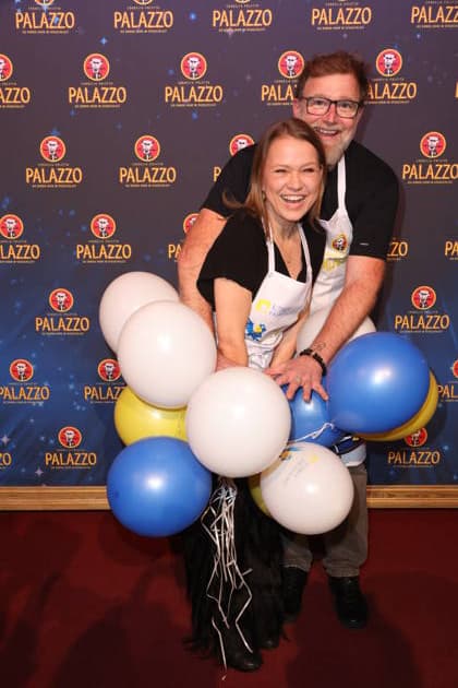 Hamburg presenter Nova Meierhenrich and chef Brian Bojsen wait tables for a good cause, charity evening at Cornelia Poletto PALAZZO Stars swap the microphone for a tray, the stage for the Spiegelpalast Hamburg ring, 28 1 2026, net proceeds from the evening go to the Lufthafen in Altona childrens hospital AKK