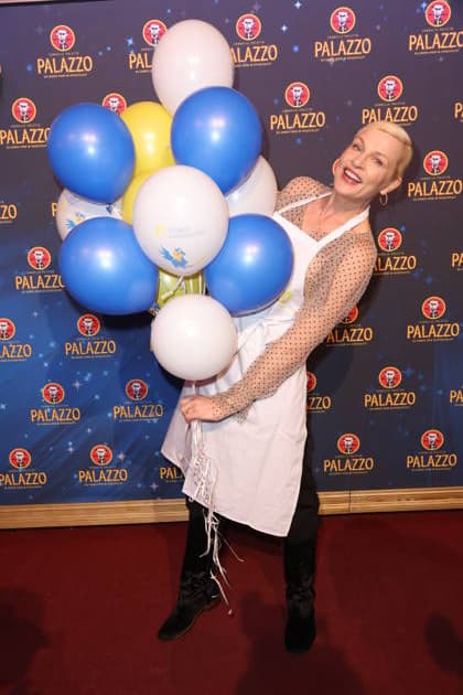 Hamburg Sanna Englund waits tables for a good cause, charity evening at the Cornelia Poletto PALAZZO Stars swap the microphone for a tray and the stage for the Spiegelpalast Hamburg ring for a good cause, 28 1 2026, the net proceeds from the evening go to the Altona Childrens Hospital AKK air harbor