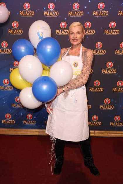 Hamburg Sanna Englund waits tables for a good cause, charity evening at the Cornelia Poletto PALAZZO Stars swap the microphone for a tray and the stage for the Spiegelpalast Hamburg ring for a good cause, 28 1 2026, the net proceeds from the evening go to the Altona Childrens Hospital AKK air harbor