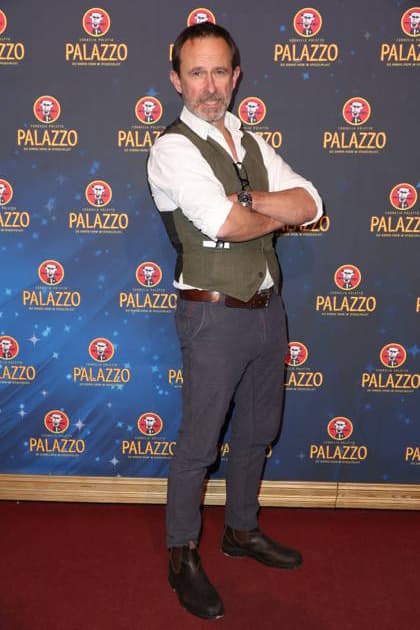 Hamburg actor Nicolas König waits tables for a good cause, charity evening at the Cornelia Poletto PALAZZO Stars swap the microphone for the tray, the stage for the Spiegelpalast Hamburg ring, 28 1 2026, the net proceeds of the evening go to the Lufthafen in the Altona childrens hospital AKK