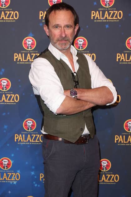 Hamburg actor Nicolas König waits tables for a good cause, charity evening at the Cornelia Poletto PALAZZO Stars swap the microphone for the tray, the stage for the Spiegelpalast Hamburg ring, 28 1 2026, the net proceeds of the evening go to the Lufthafen in the Altona childrens hospital AKK
