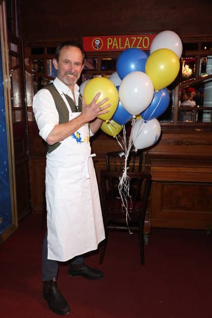 Hamburg actor Nicolas König waits tables for a good cause, charity evening at the Cornelia Poletto PALAZZO Stars swap the microphone for the tray, the stage for the Spiegelpalast Hamburg ring, 28 1 2026, the net proceeds of the evening go to the Lufthafen in the Altona childrens hospital AKK