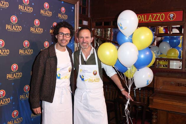Hamburg Boris Entrup and actor Nicolas König wait tables for a good cause, charity evening at the Cornelia Poletto PALAZZO Stars swap the microphone for the tray, the stage for the Spiegelpalast Hamburg, 28 1 2026, the net proceeds of the evening go to the Lufthafen in the Altona childrens hospital AKK