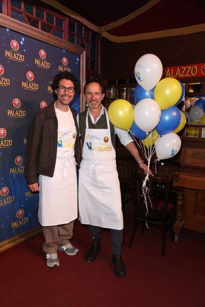 Hamburg Boris Entrup and actor Nicolas König wait tables for a good cause, charity evening at the Cornelia Poletto PALAZZO Stars swap the microphone for the tray, the stage for the Spiegelpalast Hamburg, 28 1 2026, the net proceeds of the evening go to the Lufthafen in the Altona childrens hospital AKK