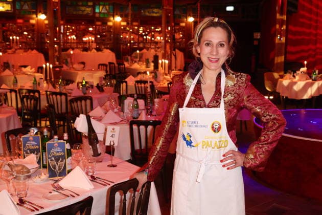 Hamburg singer Julia Wachsmann waits tables for a good cause, charity evening at the Cornelia Poletto PALAZZO Stars swap the microphone for the tray, the stage for the Spiegelpalast Hamburg ring, 28 1 2026, the net proceeds of the evening go to the Lufthafen in the Altona childrens hospital AKK
