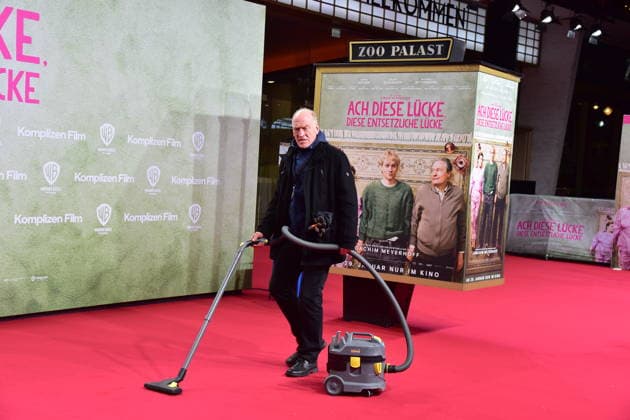 Berlin PREMIERE, ACH DIESE LÜCKE A security guard vacuums the red carpet again for the premiere for the VIPs Arrival at the Berlin PREMIERE, by Simon Verhoeven, oh this gap, this terrible gap in Berlin on 28 01 2026 Photopress Mueller