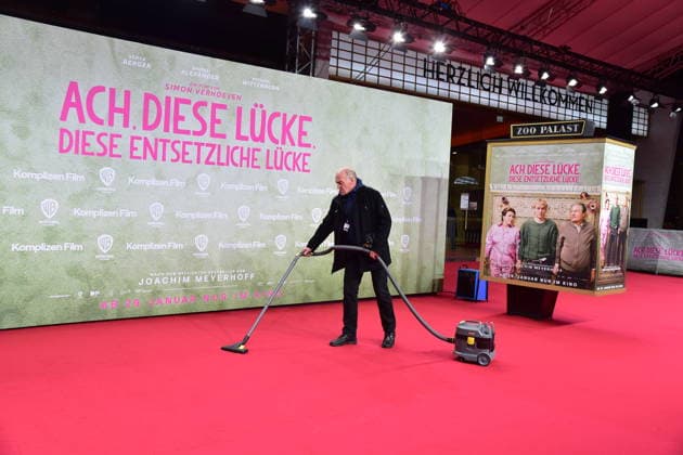 Berlin PREMIERE, ACH DIESE LÜCKE A security guard vacuums the red carpet again for the premiere for the VIPs Arrival at the Berlin PREMIERE, by Simon Verhoeven, oh this gap, this terrible gap in Berlin on 28 01 2026 Photopress Mueller