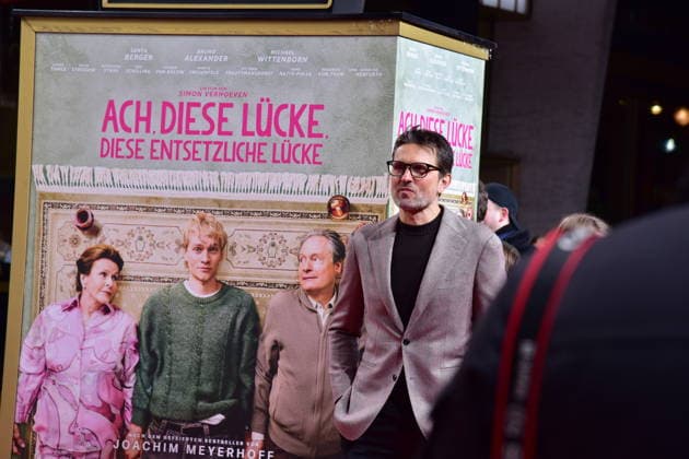 Berlin PREMIERE, ACH DIESE LÜCKE Simon Verhoeven,mit Film Werbeplakat im Glaskasten Ankunft zur Berlin PREMIERE, von Simon Verhoeven, ach diese Lücke, diese entsetzliche Lücke in Berlin am 28 01 2026 Photopress Mueller