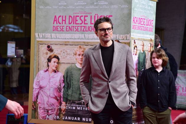 Berlin PREMIERE, ACH DIESE LÜCKE Simon Verhoeven,mit Film Werbeplakat im Glaskasten Ankunft zur Berlin PREMIERE, von Simon Verhoeven, ach diese Lücke, diese entsetzliche Lücke in Berlin am 28 01 2026 Photopress Mueller
