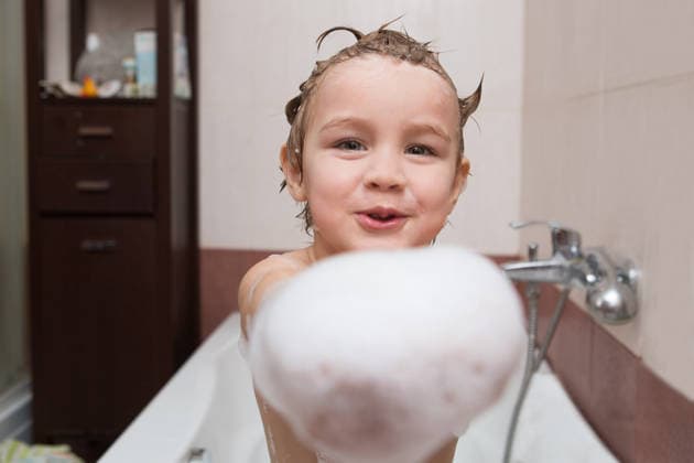 Lustiges Kind spielt mit Wasser und Schaum im Badezimmer. Kleiner Junge badet. Funny child playing with water and foam in a bathroom. little boy bathes. (License=RF) ,model released, Symbolfoto Copyright: xZoonar.com UliaxZotaninax 24532441 ,model released, Symbolfoto ,property released