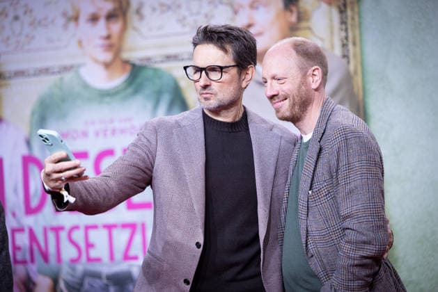 Premiere of ACH, DIESE LÜCKE, DIESE ENTSETZLICHE LÜCKE Director and screenwriter Simon Verhoeven and Johann von Bülow take selfies Premiere of ACH, DIESE LÜCKE, DIESE ENTSETZLICHE LÜCKE at Zoo Palast Berlin Copyright: xEventpressxFuhrx