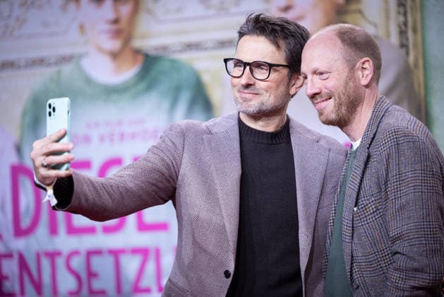 Premiere of ACH, DIESE LÜCKE, DIESE ENTSETZLICHE LÜCKE Director and screenwriter Simon Verhoeven and Johann von Bülow take selfies Premiere of ACH, DIESE LÜCKE, DIESE ENTSETZLICHE LÜCKE at Zoo Palast Berlin Copyright: xEventpressxFuhrx