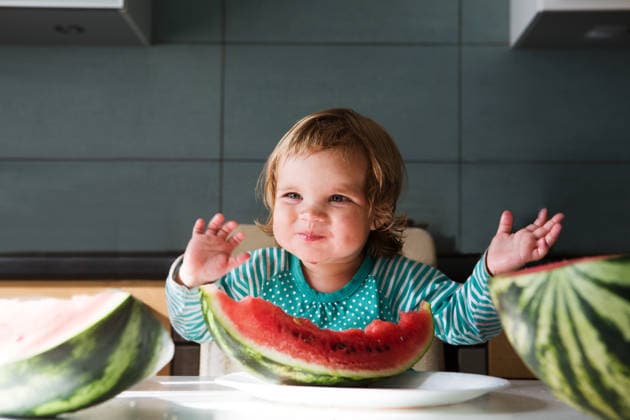 Fröhliches kleines Mädchen isst frische, reife Wassermelone in der Küche. Gesunde Ernährung Happy little toddler girl eating fresh ripe watermelon in kitchen. Healthy Eating (License=RF) ,model released, Symbolfoto Copyright: xZoonar.com UliaxZotaninax 24540058 ,model released, Symbolfoto ,property released
