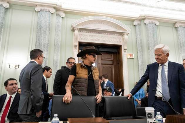 US Senate hearing Examining the Impact of Ticket Sales Practices and Bot Resales on Concert Fans Entertainer Kid Rock (Robert Ritchie), left, and Dan Wall, Executive Vice President of Corporate and Regulatory Affairs, Live Nation Entertainment, converse prior to the United States Senate Committee on Commerce, Science, and Transportation, Subcommittee on Consumer Protection, Technology, and Data Privacy hearing Examining the Impact of Ticket Sales Practices and Bot Resales on Concert Fans Russell Senate Office Building on Capitol Hill in Washington, DC, USA, on Wednesday, January 28, 2026. Photo by Andrew Thomas CNP ABACAPRESS.COM Washington District of Columbia United States  Copyright: xCNP ABACAx