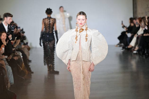 PFW - Juana Martin Runway Model walks the runway during the Juana Martin Haute Couture Spring Summer show as part of Paris Fashion Week on January 28, 2026 in Paris, France. Photo by Jana Call me J ABACAPRESS.COM Paris Ile de France France  Copyright: xJanaxCallxmexJ ABACAx
