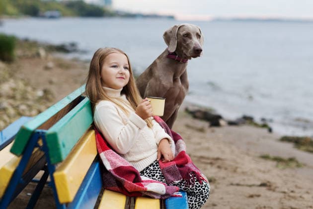 glücklich kleines mädchen trinken tee mit einem hund am herbst strand happy little girl drink tea with a dog on the autumn beach (License=RF) ,model released, Symbolfoto Copyright: xZoonar.com UliaxZotaninax 24553041 ,model released, Symbolfoto ,property released