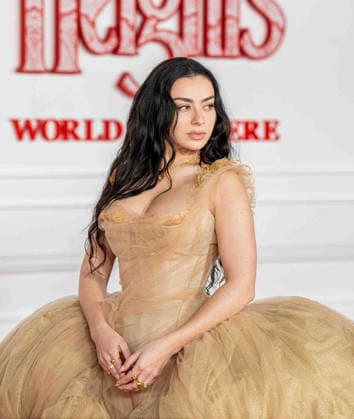 January 28, 2026, Hollywood, California, United States: Charlie XCX arrives on the red of the Wuthering Heights premiere at the TCL Chinese Theatre in Hollywood California on Jan. 28th, 2026. Hollywood United States - ZUMAt169 20260128_zep_t169_009 Copyright: xConnorxTerryx