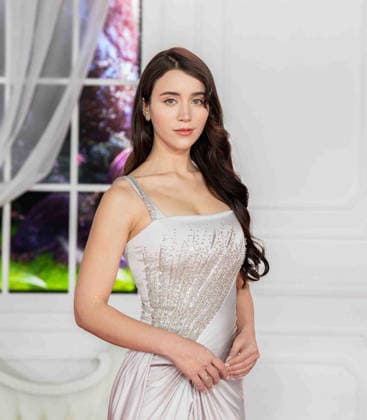 January 28, 2026, Hollywood, California, United States: Caylee Cowan arrives on the red of the Wuthering Heights premiere at the TCL Chinese Theatre in Hollywood California on Jan. 28th, 2026. Hollywood United States - ZUMAt169 20260128_zep_t169_025 Copyright: xConnorxTerryx