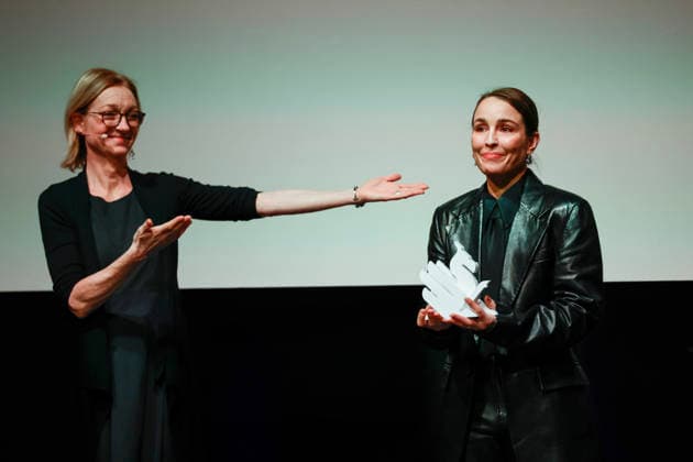 Actress Noomi Rapace receives the Nordic Honorary Dragon Award during the Gothenburg Film Festival from the festival s artistic director Pia Lundberg left in Gothenburg, Sweden, January 28, 2026 GOTHENBURG SWEDEN x9200x  Copyright: xAdamxIhse TTx NOOMI RAPACE GOTHENBURG FILM FESTIVAL VI8lWnAqe5E