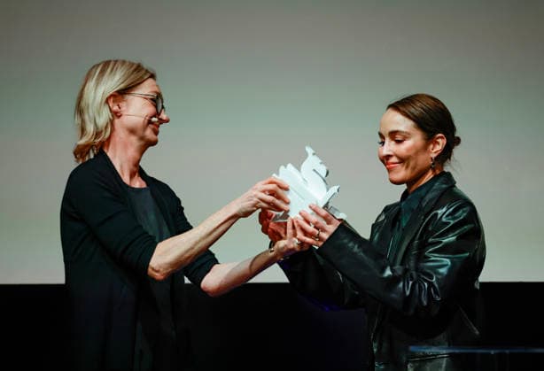 Actress Noomi Rapace receives the Nordic Honorary Dragon Award during the Gothenburg Film Festival from the festival s artistic director Pia Lundberg left in Gothenburg, Sweden, January 28, 2026 GOTHENBURG SWEDEN x9200x  Copyright: xAdamxIhse TTx NOOMI RAPACE GOTHENBURG FILM FESTIVAL X-UEk_MUF48