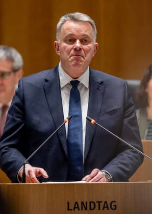 Dr. Helmut Martin, CDU Gordon Schnieder, CDU Fraktionsvorsitzende und Spitzenkandidat für die Landtagswahlen 2026 im rheinland-pfälzischen Landtag, aufgenommen während einer Debatte im Landtag in Mainz Mainz Rheinland-Pfalz Deutschland *** Dr. Helmut Martin, CDU Gordon Schnieder, CDU parliamentary group leader and top candidate for the 2026 state elections in the Rhineland-Palatinate state parliament, recorded during a debate in the state parliament in Mainz Mainz Rhineland-Palatinate Germany