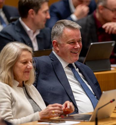 Dr. Helmut Martin, CDU Gordon Schnieder, CDU Fraktionsvorsitzende und Spitzenkandidat für die Landtagswahlen 2026 im rheinland-pfälzischen Landtag, aufgenommen während einer Debatte im Landtag in Mainz Mainz Rheinland-Pfalz Deutschland *** Dr. Helmut Martin, CDU Gordon Schnieder, CDU parliamentary group leader and top candidate for the 2026 state elections in the Rhineland-Palatinate state parliament, recorded during a debate in the state parliament in Mainz Mainz Rhineland-Palatinate Germany