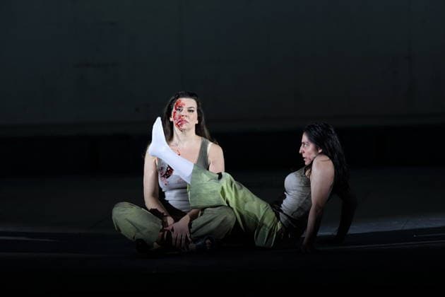 Ambur Braid as Katerina Lvovna Ismailova and Susan Zarrabi as Sonjetka , f l , during the photo rehearsal for Lady Macbeth of Mtsensk at the Komische Oper im Schillertheater in Berlin, January 28, 2026 Opera in four acts by Dmitri Shostakovich Musical direction James Gaffigan Production Barrie Kosk